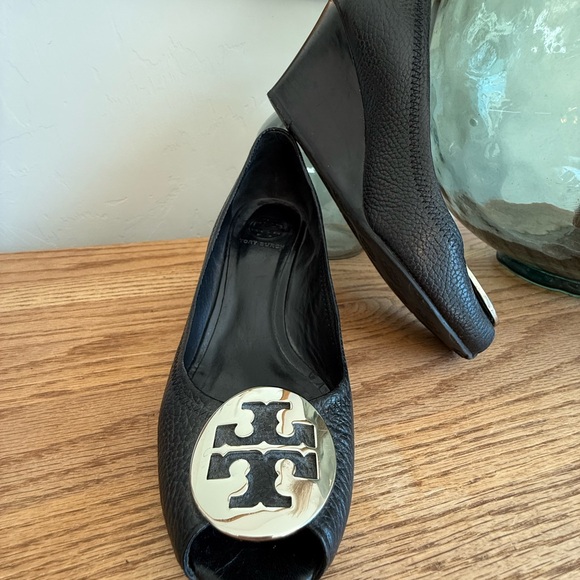 Tory Burch Sally, black leather peep, toe wedge pump size 7 - Picture 3 of 12